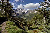 Il sentiero che sale ai laghi delle streghe, sullo sfondo le vette chiudono a Nord l'Alpe Veglia. 